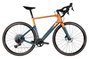 Vue du côté de la chaîne du 3T Exploro RaceMax Eagle AXS Orange Grey Orange Grey