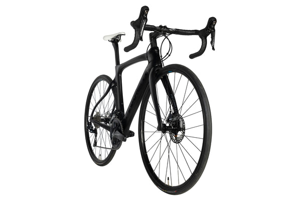 Vue diagonale du Pinarello Dogma F10 Disk Ultegra Black Mat