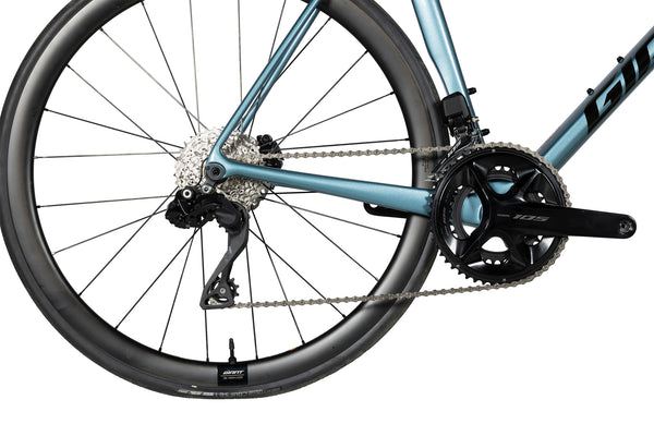 Groupe Shimano 105 Di2 sur Giant TCR Advanced Pro Disc 1 Di2 Aged Denim