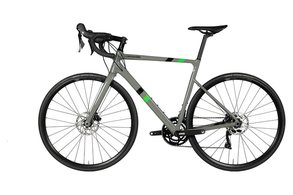 Vue du côté opposé de la chaîne du Cannondale CAAD13 Disc 105 Gris